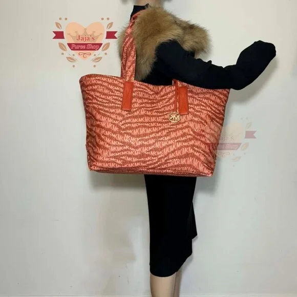 🧡Michael Kors Signature Large Tote🧡 - Picture 13 of 17